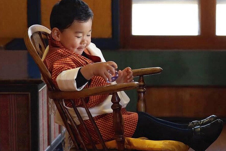 不丹小王子兩歲生日時，不丹政府網站發放了小王子的近照祝賀。
