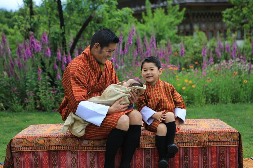 4歲的哥哥吉格梅．姆耶爾．旺楚克（Jigme Namgyel Wangchuck）表情多多又可愛，不時隨父母外