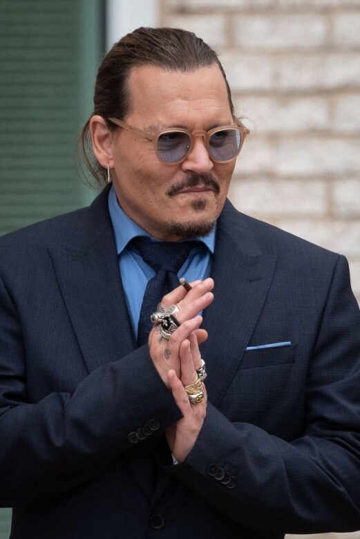 而從Johnny Depp的戒指配搭中，可以見到他對厚實大型的戒指情有獨鍾，也愛以