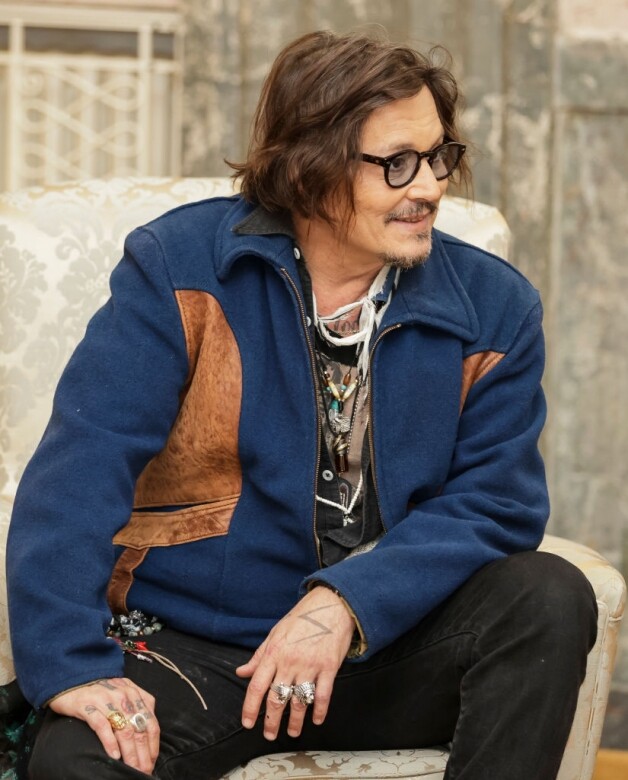 Johnny Depp對頸巾的喜愛真的非筆墨能形容，與塞爾維亞總统會面時，也用上一