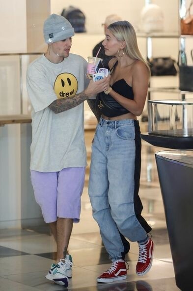 穿上休閑圖案T Shirt的Justin Bieber看起來休閒又有活力，而Hailey Bieber 則穿著吸睛的黑