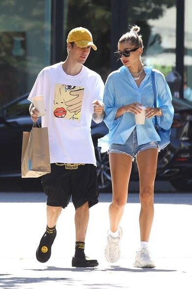 Hailey Bieber的襯衫加牛仔短褲穿搭露出超美的大長腿，Justin Bieber則以T-Shirt配五分短