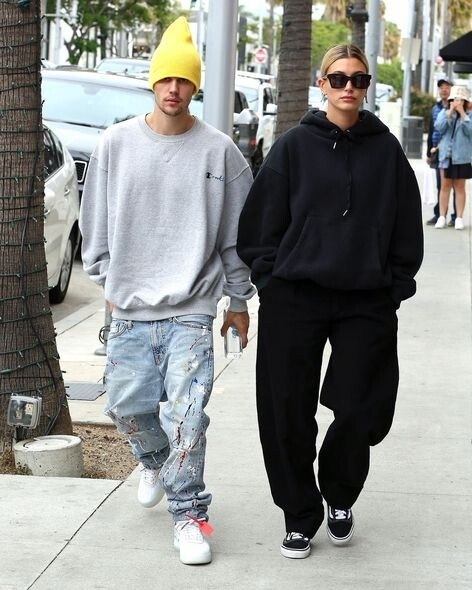 Hailey Bieber穿起寬鬆的全黑運動套裝與黑色太陽眼鏡 ，與Justin Bieber日常最愛的街頭