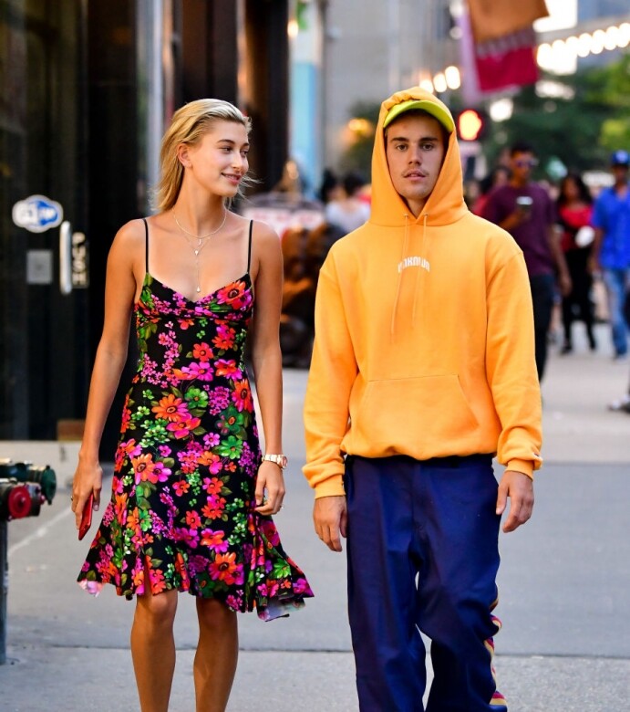 具有時尚觸覺的Justin Bieber身穿黃色連帽衛衣和寶藍色的長褲，俏皮又搞怪，穿