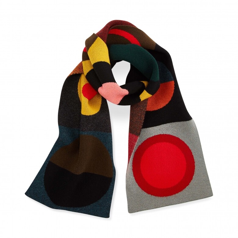 注入不同色彩的頸巾是出自於蘇格蘭設計師Jo Gordon的手筆，創作之久亦堅