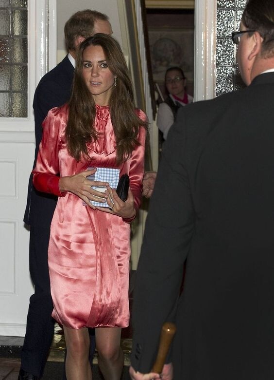 王室去年於白金漢宮（Buckingham Palace）舉行聖誕午餐，凱特就穿上一條曾重覆穿的粉
