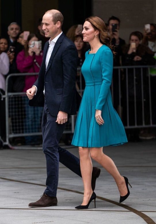 凱特與威廉王子造訪BBC電視台，Kate Middleton以一對Gianvito Rossi的黑色麖皮尖頭高跟鞋