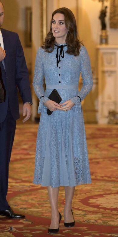 身穿淺藍色的喱士連身裙的凱特王妃，裙上的黑色蝴蝶細節位和裙子長