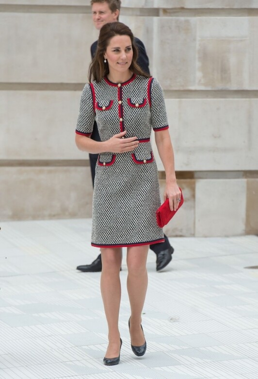 紅黑色的Gucci連身裙，再配上一個紅色的Emmy London bag，出席位於倫敦的V&A event，比