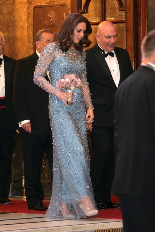 如星空般的晚禮長裙在凱特身上閃閃發光，透視的淺藍色長裙令她性感