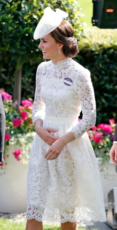 全白色的喱士短裙一直都是純潔的代表，由凱特穿着絕對不用懷疑，再配