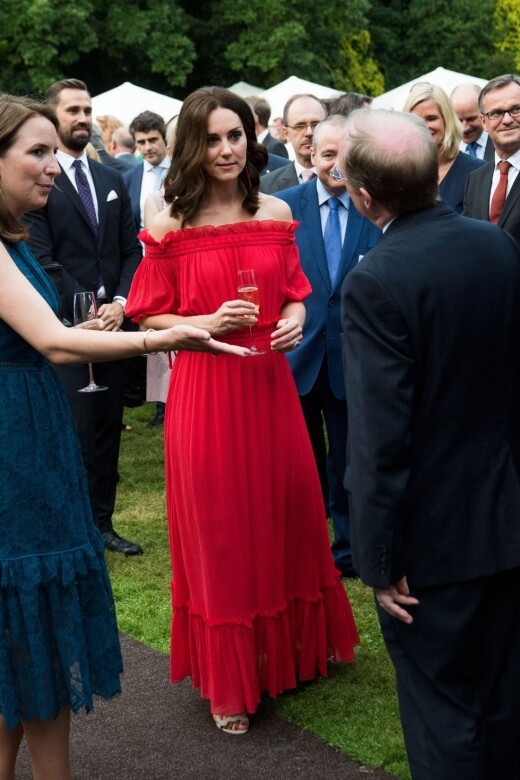 若你一直都是凱特的粉絲，就絕不驚訝她會穿著Alexander McQueen的紅色長裙來出席