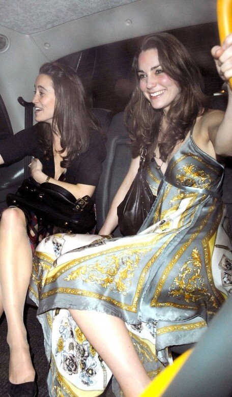 和妹妹在前往倫敦 Mahiki Club 的路上被狗仔偷拍。穿上絲質低胸吊帶裙的凱特