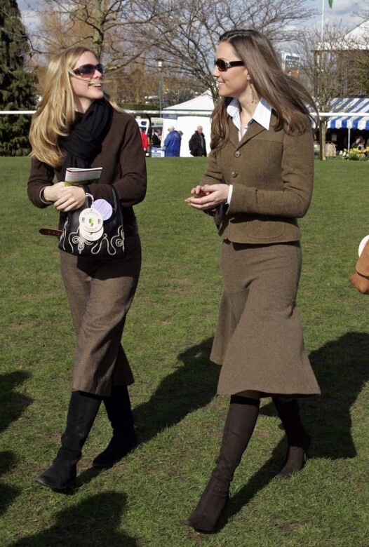 在切爾滕納姆節的第一天，凱特穿着棕色軟呢套裝，這身造型有沒有挑剔