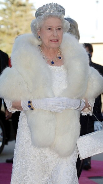 英女王在這2005年到訪加拿大時，就戴上了這套藍寶石珠寶，這身行頭絕對