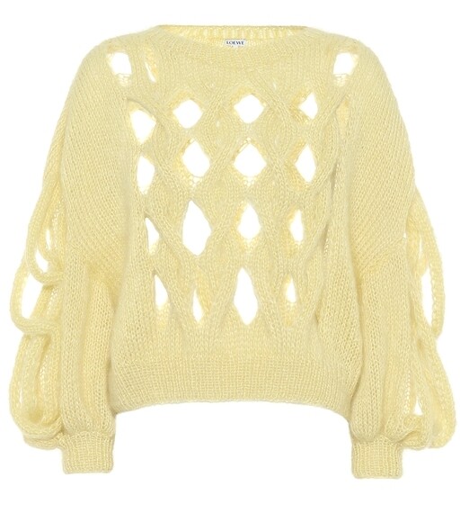 在這種乍暖還寒的天氣，就最適合穿這種縷空款冷衫。Loewe黃色mohair冷衫 $8,200