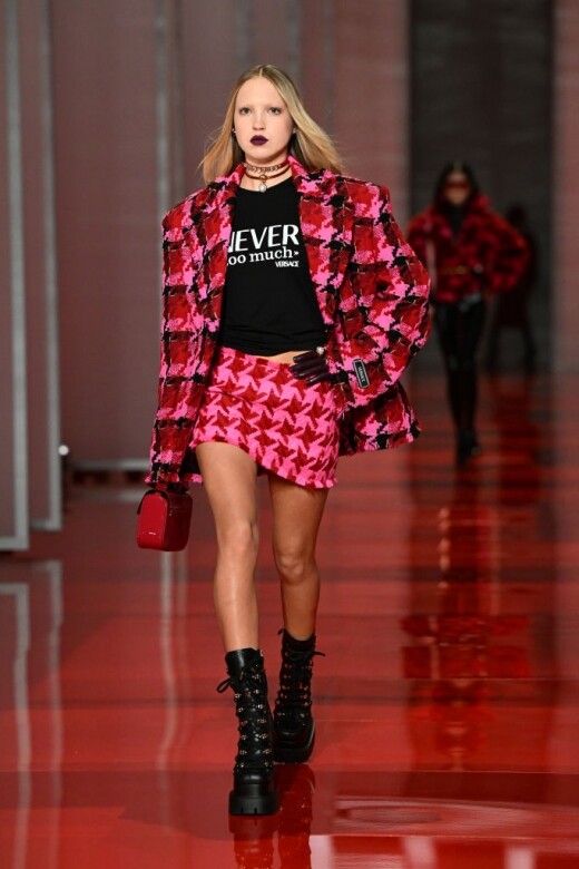 Versace在米蘭時裝周發佈了2022秋冬系列，Lila Moss為品牌行騷，身穿這套桃紅色千