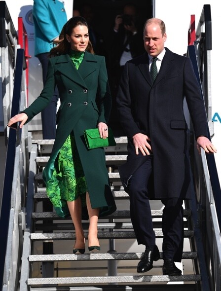 凱特王妃與威廉王子抵達愛爾蘭，下機的首個造型就是亮眼的森林綠色