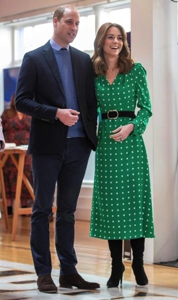 在最後一日的外訪行程，凱特以綠色造型作結，綠色方格連身裙配黑色長