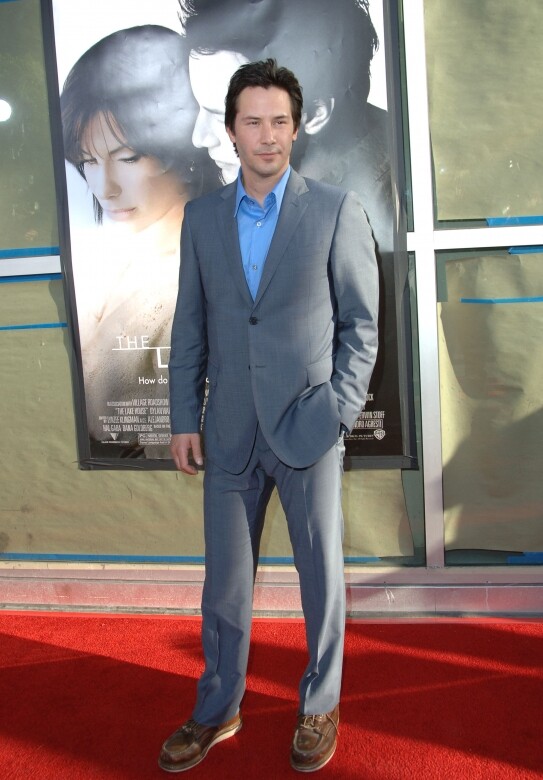 2006年，當時42歲的Keanu Reeves出席其出演的電影《The Lake House》首，較為隨性的打扮有別