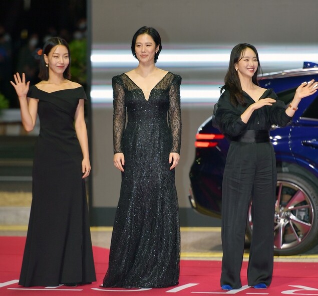 在釜山國際電影節的開幕禮紅毯，金賢珠選擇了一條黑色閃閃透視低V
