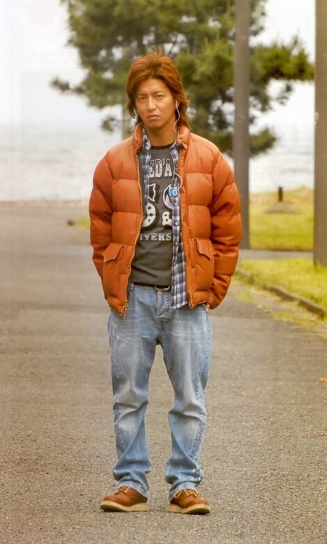 再者，因2001年木村曾在《Hero》中以品牌的橘色羽絨外套亮相，直令品牌之款式