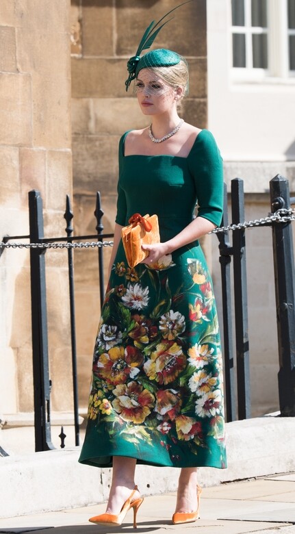 還記得在哈利與梅根婚禮中，穿着Dolce & Gabbana深綠色刺繡長裙的Lady Kitty Spencer嗎？她是