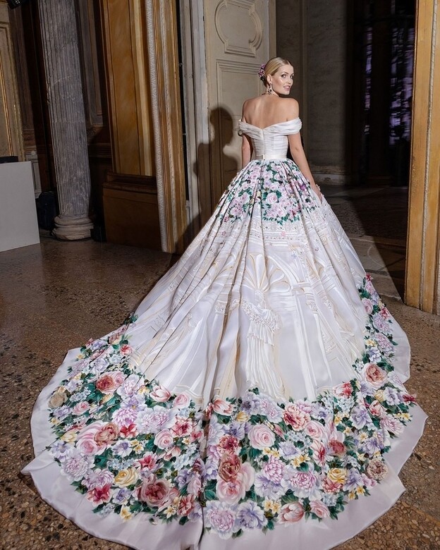 除了婚紗外，Kitty Spencer婚禮的所以造型都是由Dolce & Gabbana一手包辦，總共有6套服裝