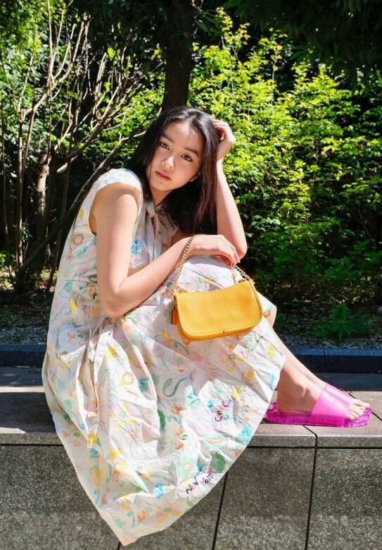 外型小巧可愛的手袋也在木村光希的最愛手袋名單當中，她身穿繽紛多