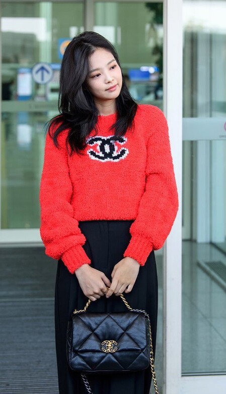 號稱人間香奈兒的Jennie總是能把Chanel駕馭出不同風格！穿着一身紅色香奈兒