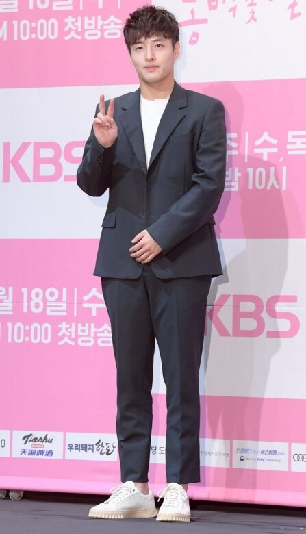 姜河那身高：181 cm以人品好出名的姜河那，在2019年韓劇《山茶花開時》扮演天