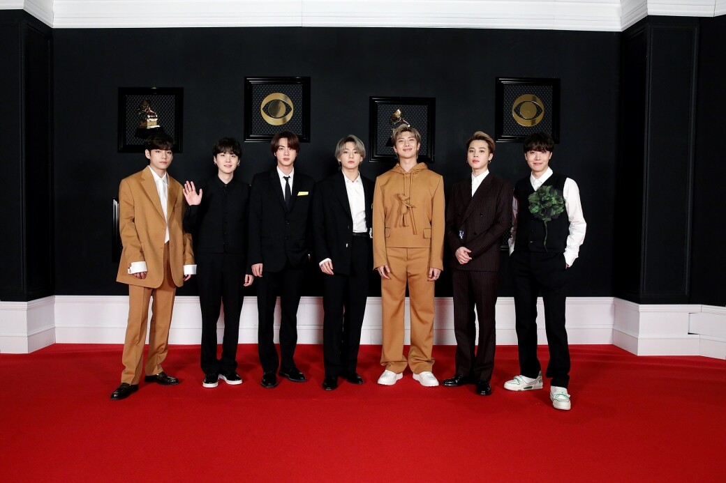在Grammy頒獎典禮的紅地氈上，BTS穿上整套Louis Vuitton，黑色和駝色的西裝、恤衫、衛衣