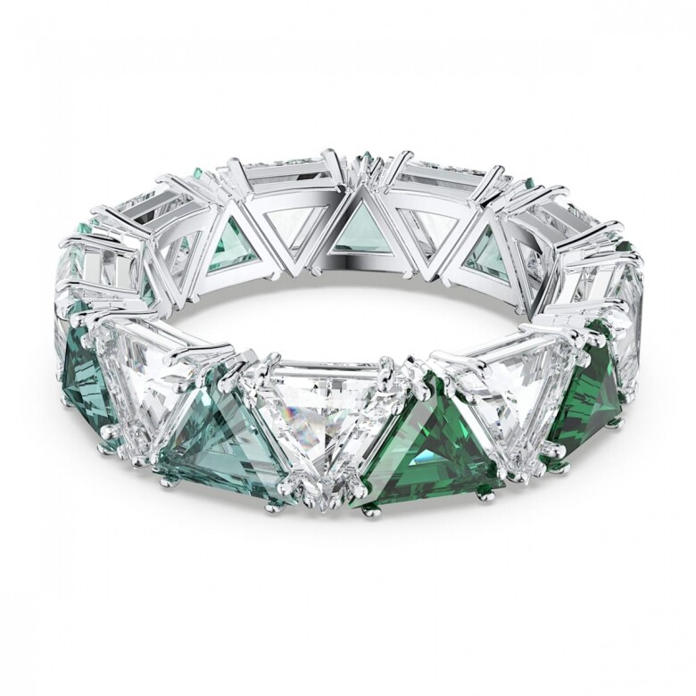 不同層次的綠色三角寶石組成的Millenia Cocktail Ring，透過陽光折射出耀眼光芒，若果