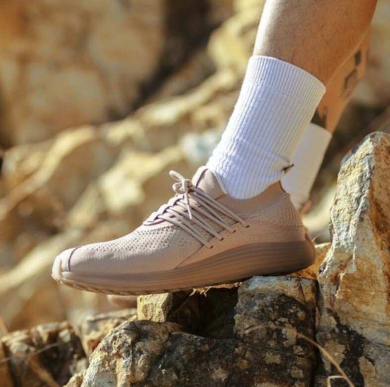 Lane Eight波鞋所採用的再生織物厚身耐用，卻富彈性及可伸展性，令剪裁更貼