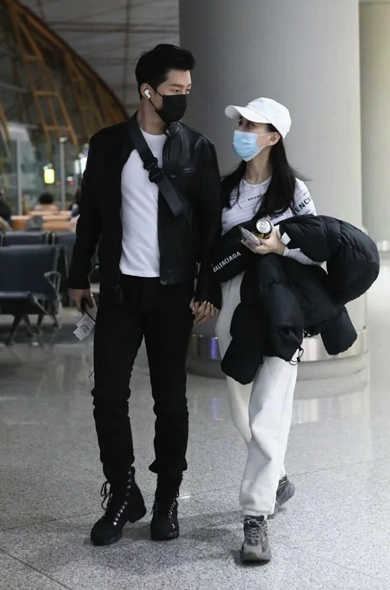 二人拖手到機場，又以黑白情侶姿態現身，竇驍的黑白皮褸造型，與超蓮的