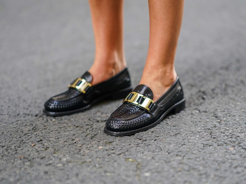 黑色loafers成2021年必備鞋款？8個上班及休閒的loafers穿搭推介！