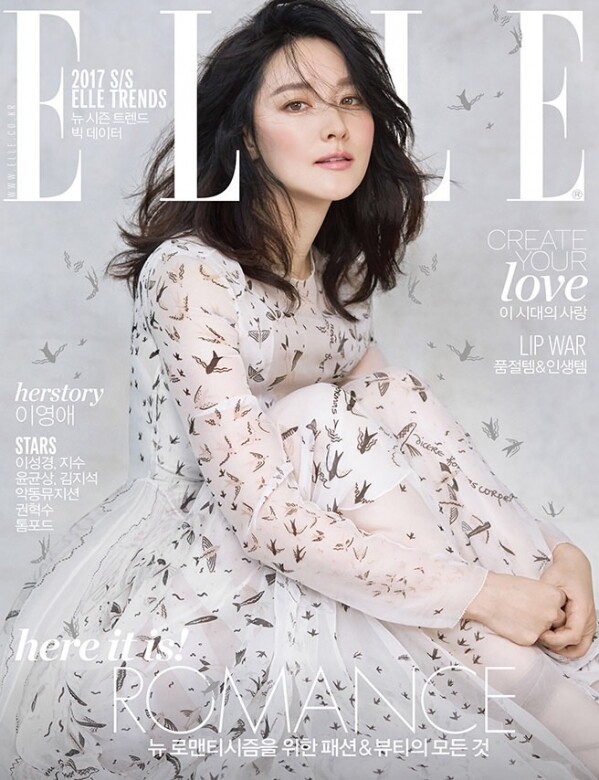 2017年李英愛登上韓國《ELLE》封面，穿上VALENTINO夢幻飄逸長裙，跟她的白哲皮膚相當