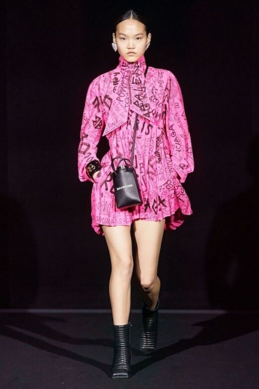 這款Balenciaga迷你連身裙採用鮮艷色調，並點綴上塗鴉風格的印花，充滿現代氣
