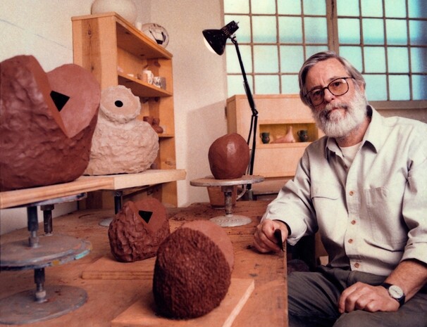 藝術家Ken Price出生於30年代，於2012年逝世。他的作品主要以黏土為創作素材