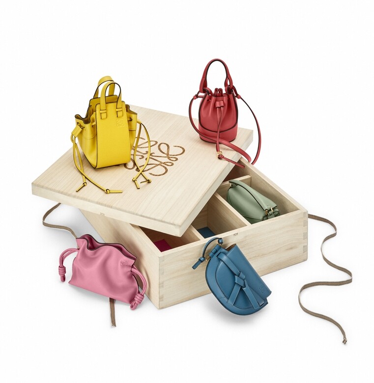 Loewe迷你袋桐箱禮盒這次特別向日本傳統手工藝致敬，木盒以傳統「桐箱」為