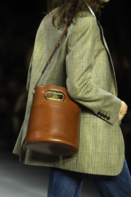 Celine春夏騷也有水桶手袋的蹤影，圓桶形皮革手袋以金屬logo點綴袋口，簡潔
