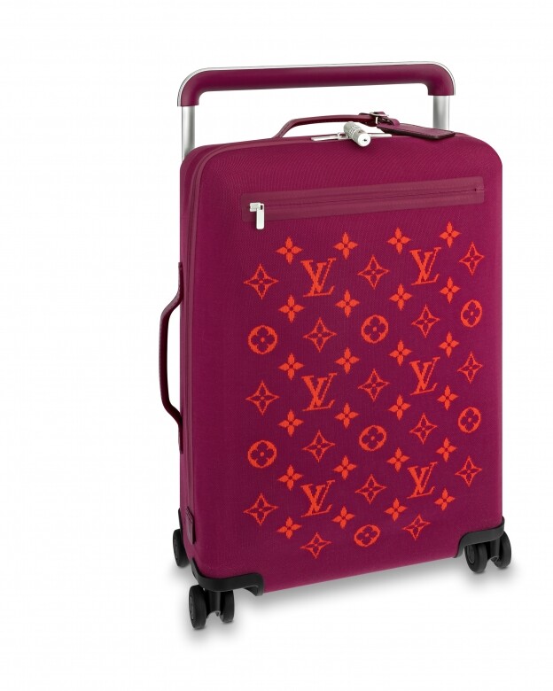軟身Monogram行李箱$22,500帶上這個紅色行李箱出國旅行，不見臉上悠閒表情，已
