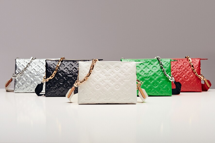 Louis Vuitton Coussin bag以最柔軟的小羊皮製作，挑供舒適輕柔的質感，並附有多個絎縫