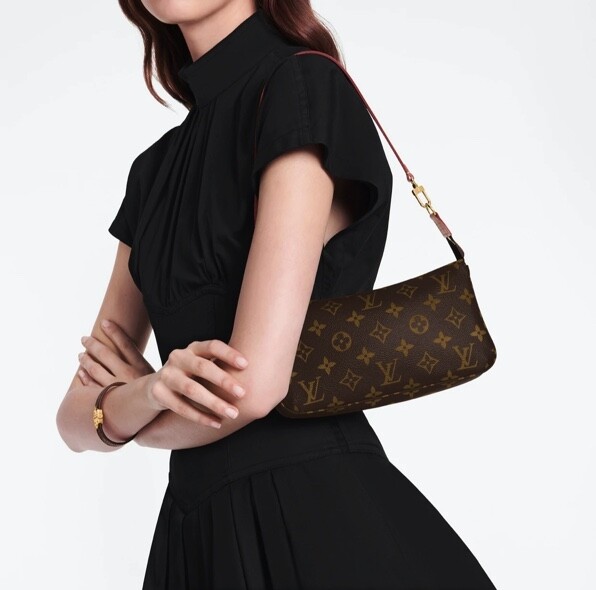 腋下包是今年的流行首選，Louis Vuitton Pochette Accessories手袋可謂平絕其他品牌的同類設計