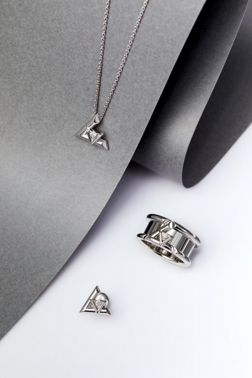 上至下: 白金鑽石吊墜項鏈白金鑽石指環 白金鑽石耳環 All from Louis Vuitton