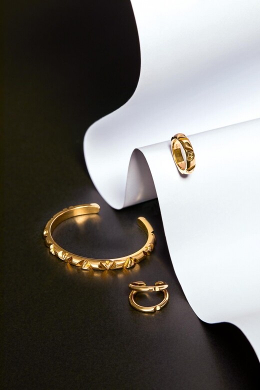 上至下: 黃金指環 黃金手鐲 黃金指環 All from Louis Vuitton