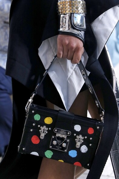 就連經典的Louis Vuitton Petite Malle手袋也成為了草間彌生的畫布。