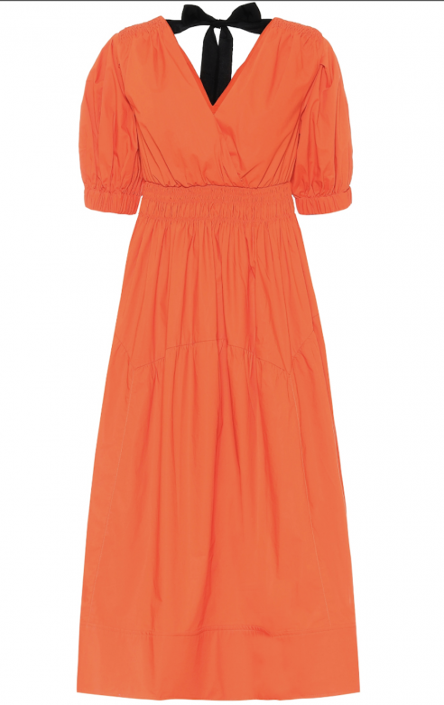 這款Self-Portrait的橙色中長連身裙雖然沒有梁太太的精緻好看，卻滲出一點點