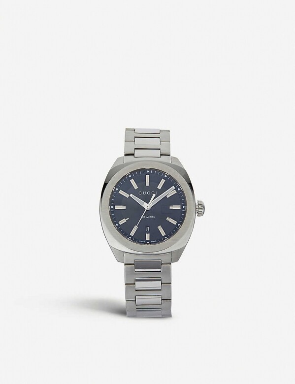 另一型格時尚的腕錶選擇就是這款Gucci GG2570不鏽鋼腕錶，設計靈感來自上