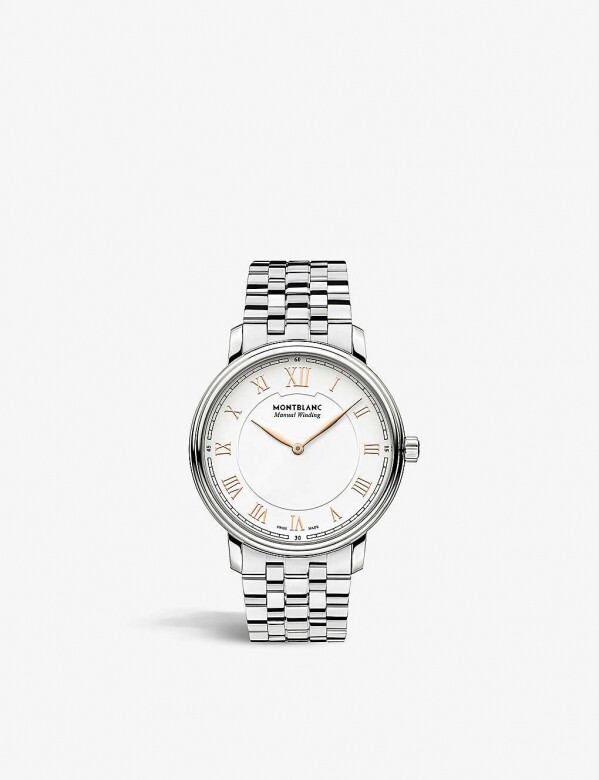 Montblanc 經典的精鋼腕錶，白色錶盤配搭玫瑰金羅馬數字，為女士們的造型點綴